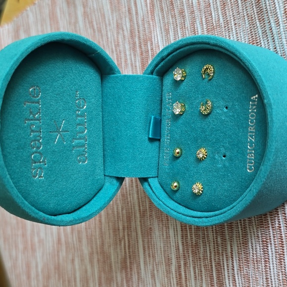 SPARKLE ALLURE BRAND FASHION JEWELRY 4 PAIRS OF STUD PIERCED EARRINGS - Picture 1 of 5